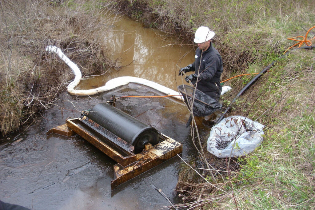 Oil drum skimmer cleaning up thick oil spill