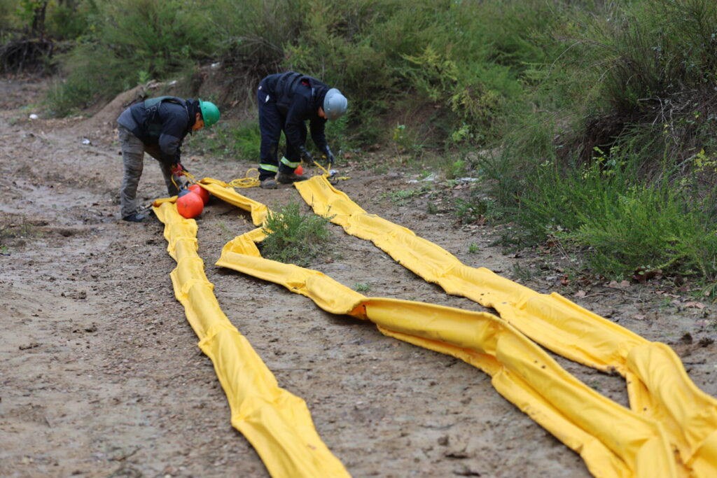 Boom School participants rigging up containment boom sections to be deployed